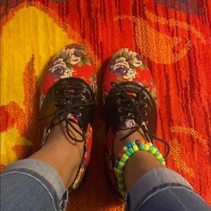 Women’s floral print flat shoes size 9